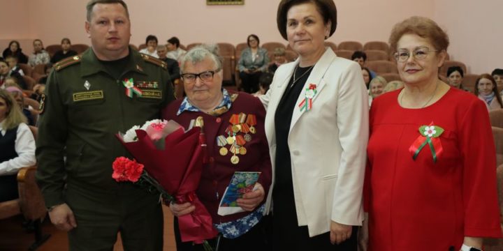 За мирную жизнь Вам низкий поклон! Медаль к 80-летию Победы, подарки и цветы вручили малолетнему узнику Страчинской Зофье Брониславовне