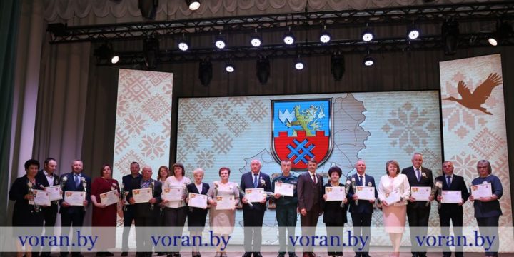 Благодарность председателя Вороновского райисполкома объявлена бригадиру фермы «Пелеса» Валентине Станиславовне Носович