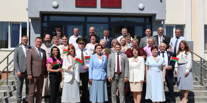 На ўрачыстым прыёме ў Воранаўскім райвыканкаме ўшанавалі здольных і таленавітых працаўнікоў раёна, сярод якіх трактарыст-машыніст КСУП «Больцішкі» ТУНКЕЛЬ Віктар