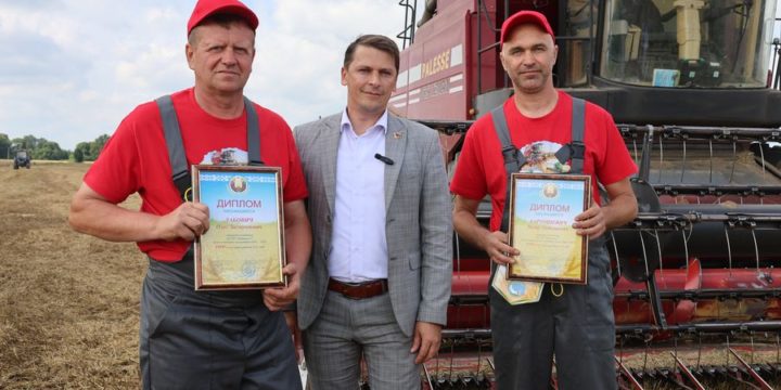 Первые комбайнеры-тысячники появились в Вороновском районе