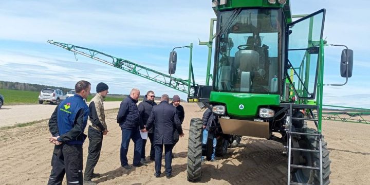 На базе КСУП «Больтишки» прошел демопоказ опрыскивателя