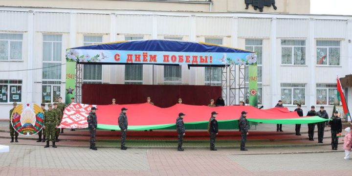 Нашы сімвалы — наш гонар. На цэнтральнай плошчы Воранава прайшло ўрачыстае ўшанаванне Дзяржаўных сімвалаў Рэспублікі Беларусь