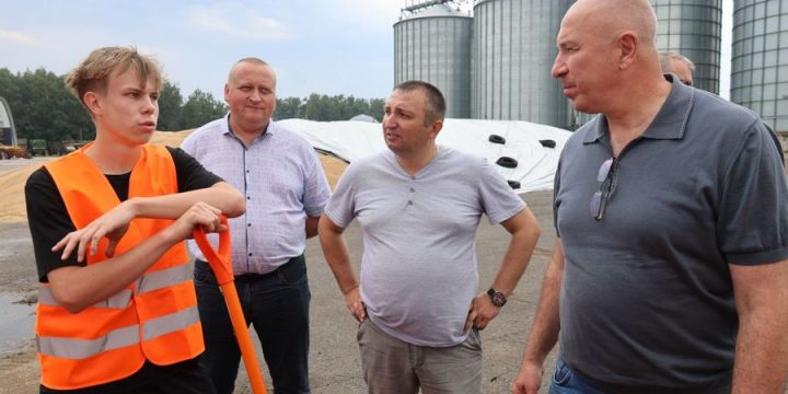 Помощник Президента Республики Беларусь — инспектор по Гродненской области Константин Бурак и губернатор Гродненской области Юрий Караев  в ходе  рабочего визита в Вороновский район посетили КСУП «Больтишки»