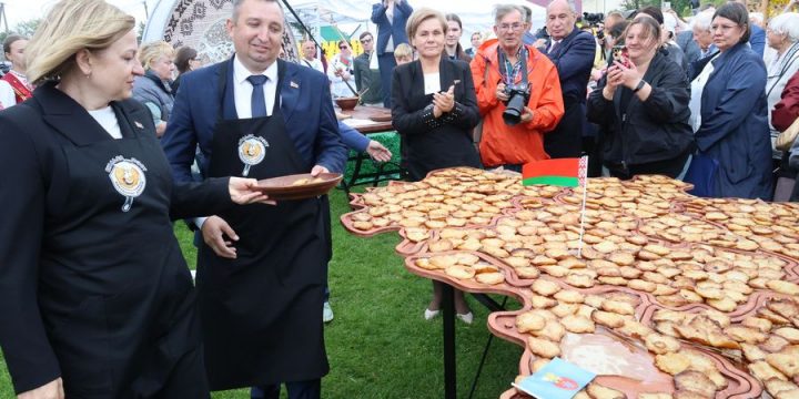 Мощно, ярко, экспрессивно стартовал бульба-фест «Воранаўскі дранік»